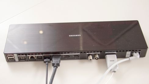 Alt av tilkoblinger styres via denne boksen. Videre opp til TV-en trenger du kun en kabel med strøm og den fiberoptiske kabelen som sender innholdet.