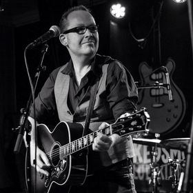 Trond Svendsen hadde aldri spilt i band - da han nærmest ved en tilfeldighet ble oppdaget. Debutalbumet "Palomino Motel" ble sluppet tidligere i sommer, og nå venter spillejobbene. Foto: Svein Erik Hagen.