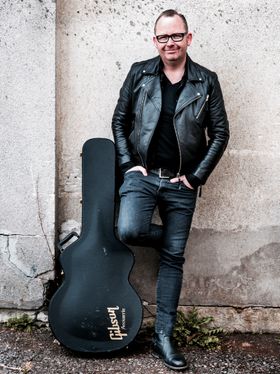 Trond Svendsen hadde aldri spilt i band - da han nærmest ved en tilfeldighet ble oppdaget. Debutalbumet "Palomino Motel" ble sluppet tidligere i sommer, og nå venter spillejobbene. Foto: Ole Johan Sorsve .