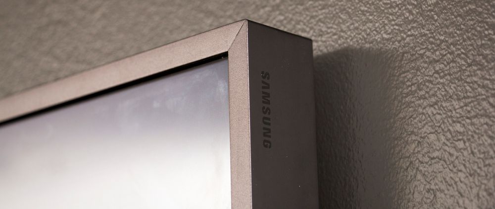 TV-en har mørke rammer som standard.