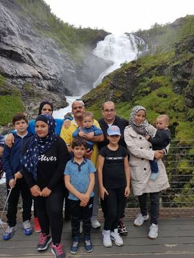 KJOSFOSSEN: Bak frå venstre: Ahmed, Iman Aljundi, Bisher Aldandashi med Abdelaziz, Abduljabbar Al Ammouri og Maryam Almakkarah med Ammar på armen. Framme: Marah, Nizar og Naya. Foto: privat.