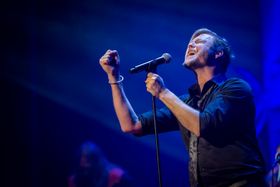 GOD RESPONS: Falck fortel at berre i løpet av ein dag har lokalsamfunnet allereie stilt opp med halvparten av det som må til for å lage ei plate. Her er Nordheim i aksjon på Cohen-konserten.