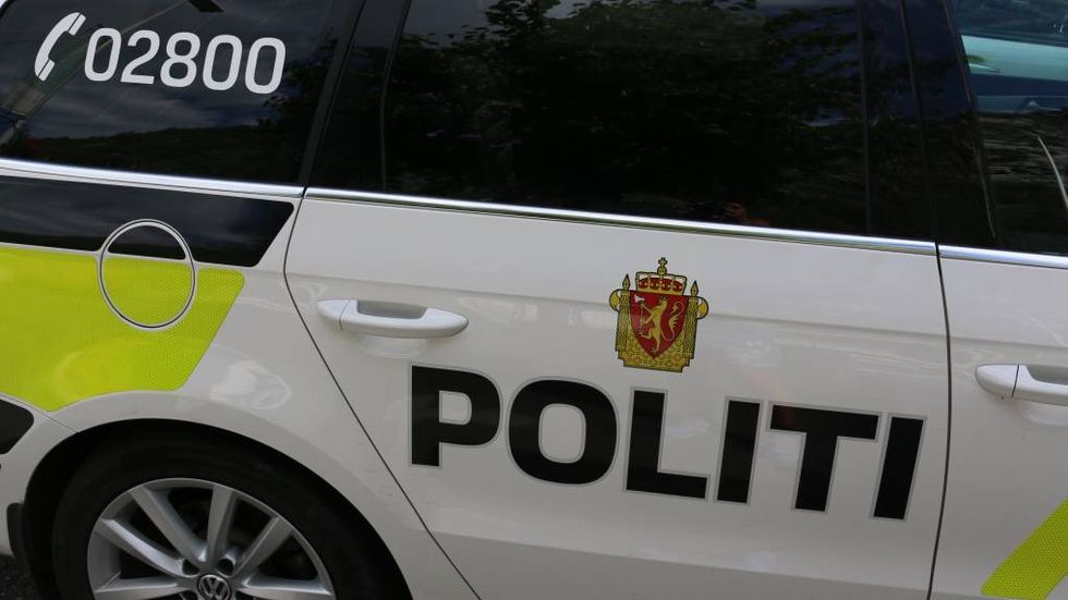 ETTERFORSKAR BILBRANNAR: På nyttårsaftan fekk politiet melding om to bilbrannar i Sogndal, ein på Slinde og ein på Kaupanger. No etterforskar dei hendingane, og skal blant anna levera bilete til krimteknikarar.