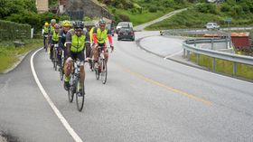 HUMØRET PÅ TOPP: Her syklar Vegards krefttråkk sjarmøretappen langs Barsnesfjorden, nokre kilometer før målgang.