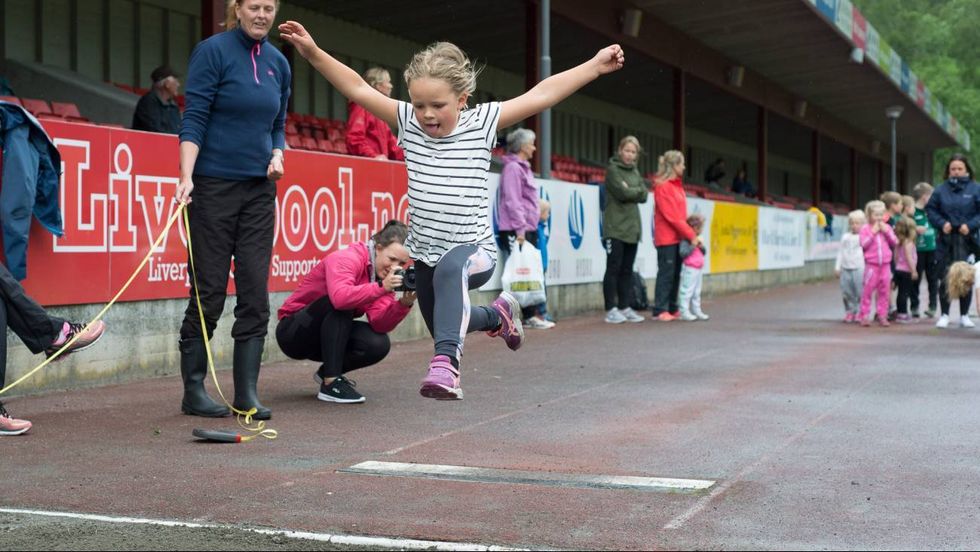 VIL FÅ BETRE KÅR: Friidrettsbana på Jotun Stadion er blant anlegga politikarane ønskjer å få sett i betre stand. Her frå vårstemnet i 2017.