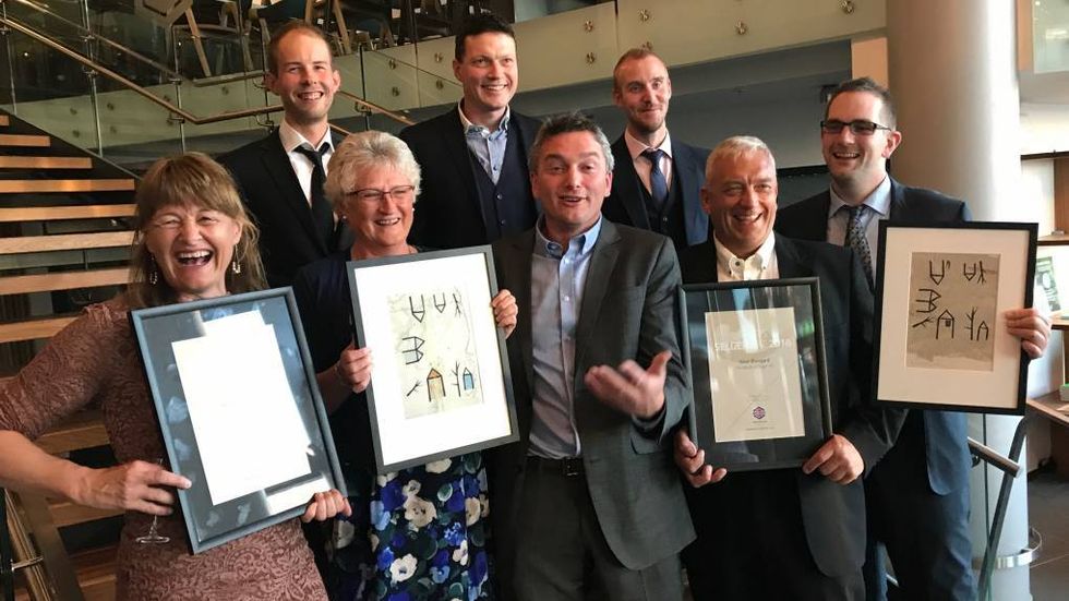 STEMNING: Her er dei ei intern bedriftskåring dei smiler for, no er det bygginga av ein barnehage i Sogndal som lokkar fram jubelen hos verksemda.