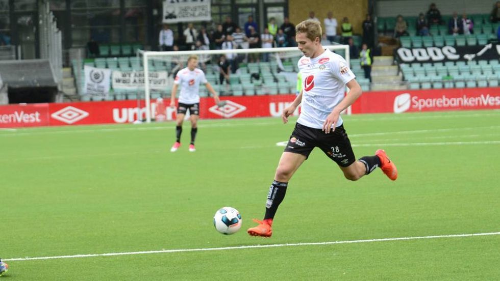 FEKK TILLIT: Sogndølen Johan Hove (16) vart ryddegut i startdebuten og bidrog sterkt til å rive opp spelet til balltrillande Odd. Sjå alle tacklingane hans her!