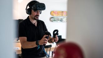 Arnaud Le Breton viser frem HTC Vive, utstyret som brukes til visualiseringen.