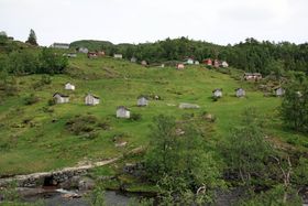STØLAR I KLYNGJETUN: På Vestlandet var stølane ofte samla i klyngjetun. Her frå Hjellsetra i Nordfjordeid der det ikkje har vore stølsdrift sidan sommaren 1990.