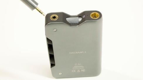 Du kan velge mellom minijack eller mini-XLR for å koble til hodetelefonene dine. Legg også merke til volum-hjulet i midten.