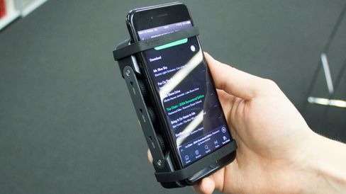 Det følger med strikker så du kan feste forsterkeren til for eksempel en mobil. Praktisk med tanke på at den ikke blir gnissende mot mobilen, men strikken går også over skjermen.