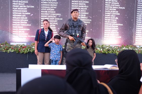 Statue av den store tyrkiske helten og avdøde spesialsoldaten Omer Halisdemir på Taksim i Istanbul. Foto: Fredrik Drevon.