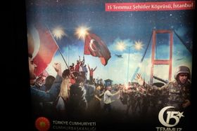 Plakater som promoterer den offisielle versjonen av 15. juli henger svært mange steder i Istanbul. Foto: Fredrik Drevon.