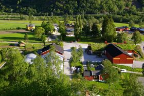 JUBILANT: I år er det 100 år sidan Sogn Jord- og Hagebruksskule blei etablert, men jubilanten let seg ikkje tyngja av alderen. Nyting og framtidsplanlegging blir ein sentral del av jubileumsfeiringa i september.