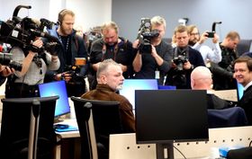 Rettssaken mot Gjermund Cappelen og den tidligere politimannen Eirik Jensen i Oslo tingrett. Mange medier dekker rettssaken mot den tidligere politilederen Eirik Jensen (tv). Hans forsvarere Arild Holden og John Christian Elden.