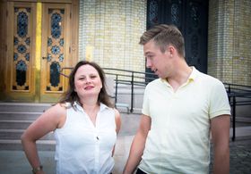 Journalistene Lars Joakim Skarvøy og Marie Melgård i VG utenfor Stortinget.