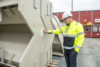 Spesialdeler: Håvard Wollan viser fram innmaten til spesialreaktorene som skal behandle avløpsvann. De er produsert i Nederland.