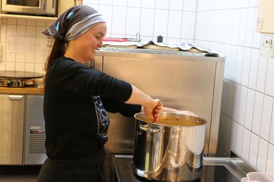 FLEIRE NASJONALITETAR: Cristina Acebal er spanjol og kokk ved Borgund stavkyrkje- og besøkssenter