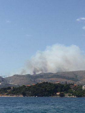 RØYKSKY: Allereie første feriedag braut det ut ein mindre skogbrann på utanfor den vesle hamnebyen Trogir, ikkje langt frå Split. To brannfly greidde å sløkkje brannen etter 5-6 timar.