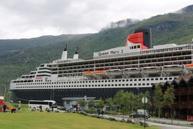 RUVAR: Giganten hadde 2656 passasjerar om bord og ruvar godt på kaia i Flåm.