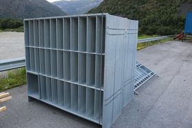 OPNING: Om lag slik ser grindene ut. I hjørnet er det opning for at sauen skal klara å ta seg inn til saltsteinen.