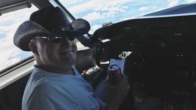 I COCKPIT: FlyViking-gründer Ola Giæver på vei fra Calgary til Tromsø.