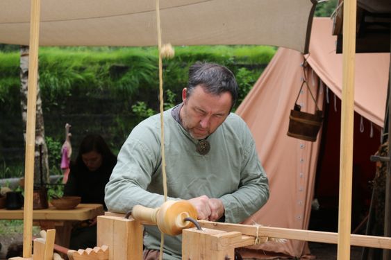 HANDVERK: Mange av artiklane som blir selde på marknaden, lagar vikingane på staden.