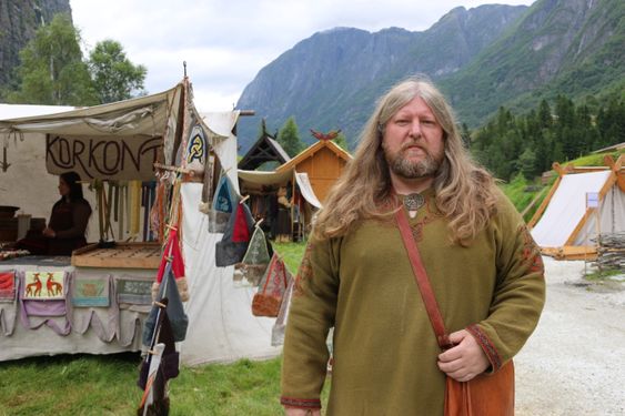 STORINNRYKK: Frode Tufte, dagleg leiar i Gudvangen Utvikling, som eig Njardarheimr og Viking Valley, får fulle hyre med å finna plass til alle vikingane som valfartar Gudvangen denne veka.