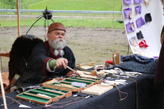 NÅLBINDINGSNÅLER: Viking William Solberg forklarar korleis vikingane nytta teknikken nålbinding før strikkinga var oppfunne.
