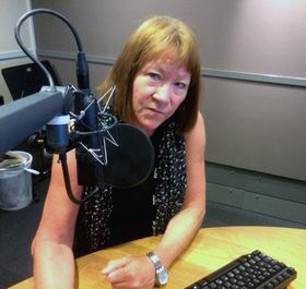 Annette Groth i studio hvor «Ferievikarene» lages hver formiddag gjennom sommeren.