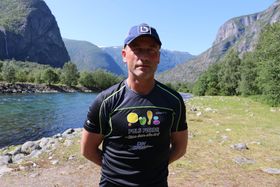 PLANEN KLAR: Bjørn Tore Løkkebø skal prøva å gjera mat av den magre fisken. Foto: Ole Ramshus Sælthun