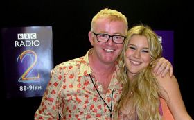Programleder Chris Evans, her sammen med Joss Stone. Bildet er fra 2005.