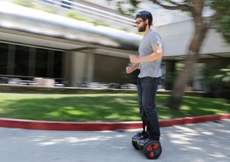 Zach Servideo fra Segway demonstrerer en Minipro, som i motsetning til større modeller ikke har lang styrepinne og følgelig kjøres håndfritt. Bildet er tatt i Los Angeles i fjor sommer.