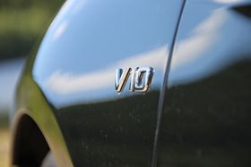 OLD SCHOOL: V10-motoren har ikke turbohjelp. Det gir et mer lineært skyv enn med en turbomotor. FOTO: Morten Abrahamsen / NTB tema /