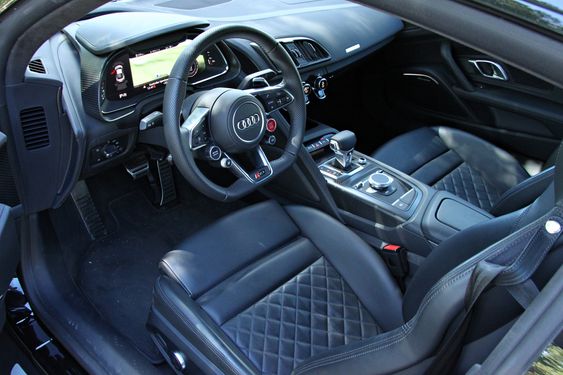 FINT STED: Audi R8 har det siste av merkets interiørpåfunn, med det digitale dashbordet. Selve kabinen er mindre trang enn i mange andre biler av samme art.