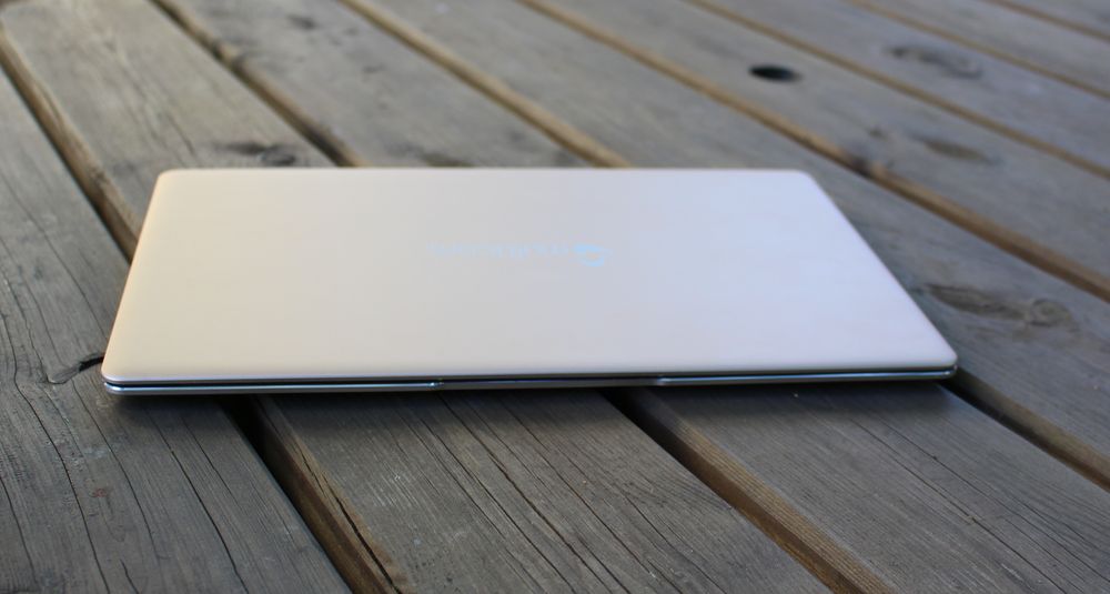 Det gylne aluminiumschassiset er elegant utformet. Den lille utstikkeren foran som man bruker til å åpne laptopen med, er litt vrien å få åpnet. Man må bruke to hender for å få åpnet maskinen.