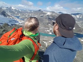 TOPPTUR: Turar er ein av hovudingrediensane under Vinjerock, her Marit Breistøl og Bjørnar Hegg-Lunde på Langeskavltind. Privat foto