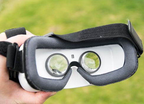 Forrige generasjon Gear VR hadde hvit farge på innsiden. Akkurat hvorfor Samsung ikke valgte å gjøre den mørk er uvisst. Hvitt reflekterer lys, og til tider kunne man se maskens konturer fra innsiden. Da ble magien fort brutt.