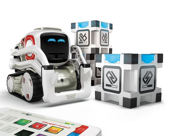Cozmo liker å leke med blokkene sine. Foto: Anki