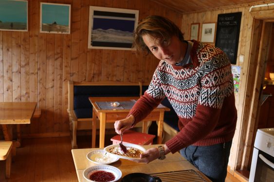 ALTMOGLEGMANN: Romeo Hansen diskar opp med både frukost på morgonen og vaflar på dagen.
