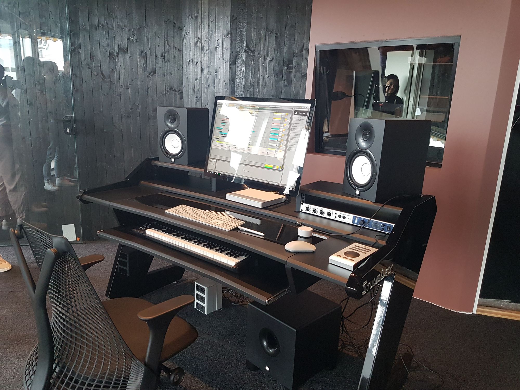 MERs studioer er alle utstyrt med den nye Surface Studio, og maskinen står klar til å skape Alan Walker eller Timbuktus neste hit-låt. Foto: Marte Ottemo.