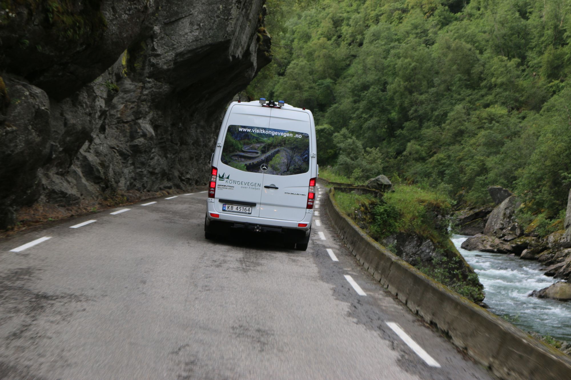 PYNTA: Bussen har sjølvsagt motiv av Vindhellavegen bakpå og går langs gamle E16 gjennom Borgund for at dei mange start- og endepunkta for etappane på Kongevegen, og overnattingsverksemdene på Borgund, kjem med på ruta.