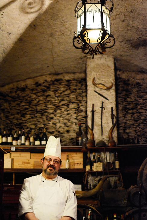 Elio Mariani i vinkjelleren på Checchino dal 1887. Veggene består av 2000 år gamle potteskår.