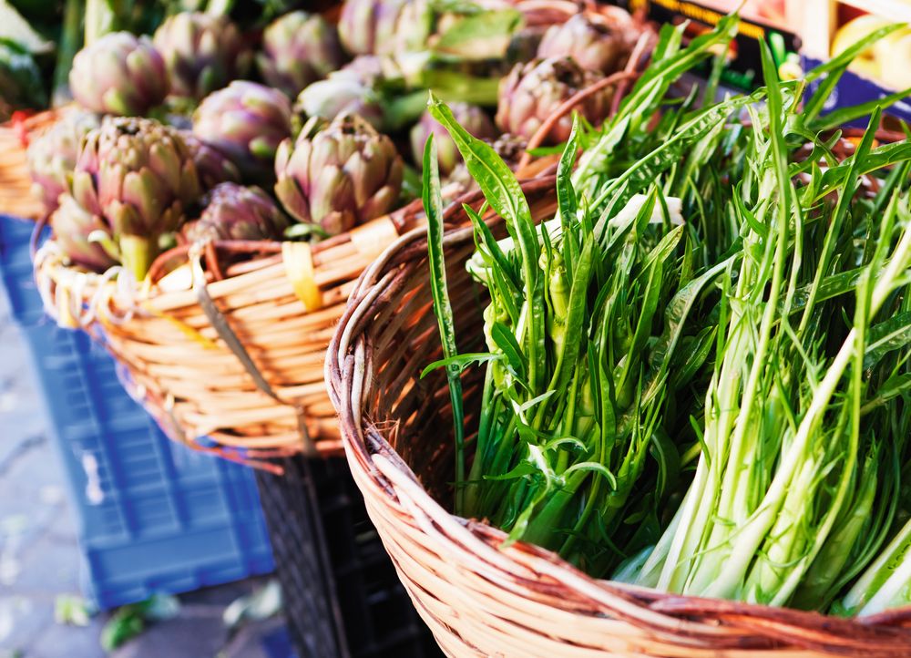 Puntarelle, en typisk romersk grønnsak, og artisjokker fra Sardinia i bakgrunnen, Campo Dei Fiori-markedet. F oto: marialba.italia