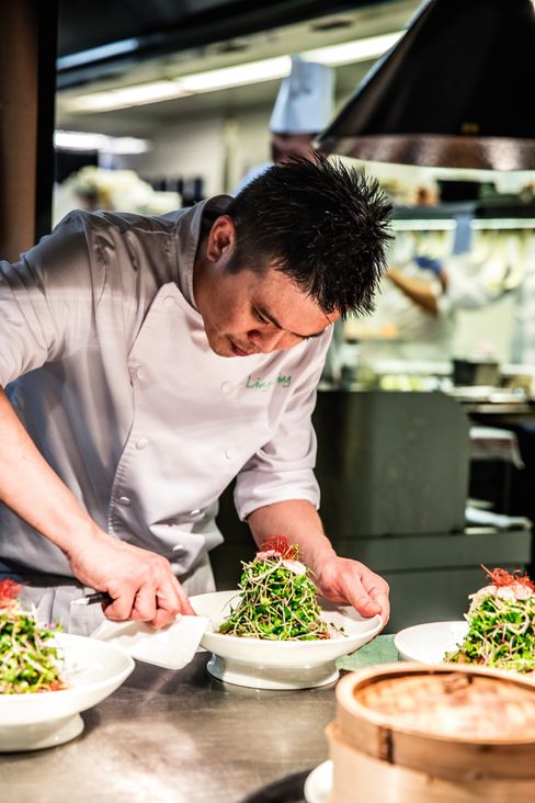 Kjøkkensjef Ng Kok Meng legger siste hånd på verket på storselgeren Crispy Duck Salad.