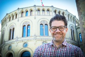 Kommunikasjonssjef Rune Alstadsæter i Høyre foran Stortinget..