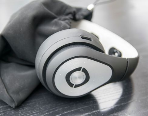 Avegant Video Headset kommer med en tykk og fin pose til oppbevaring. En egen liten pose inni den igjen tar vare på kablene.