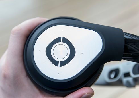 Videobrillen har til sammen sju knapper som påvirker selve visningen. Fem på høyre side, og to på venstre side. De to på venstre klokke har mest med 3D- og 360-støtten som skal være her. Den var det vanskelig å få til å virke i praksis.