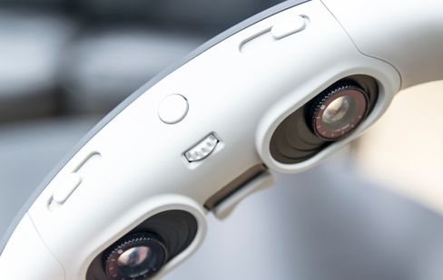 De to linsene på innsiden av brillen inneholder ikke tradisjonelle skjermer, men har i stedet til sammen et par millioner mikroskopiske speil (MEMS) som lager bildet. Og det er et svært behagelig bilde brillene lager.