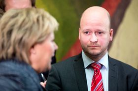 Sigbjørn Aanes under en pressekonferanse i Vandrehallen på Stortinget i 2013 sammen med den gang påtroppende statsminister Erna Solberg..